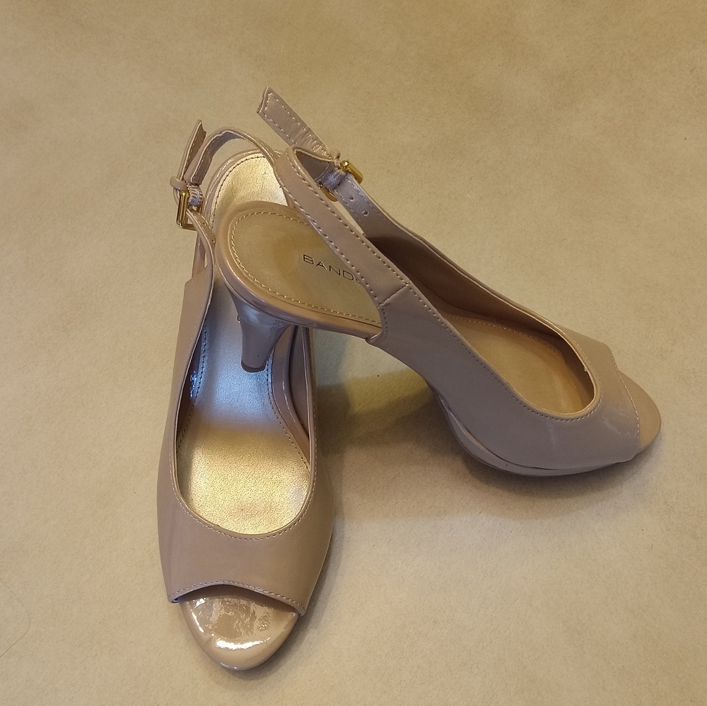 BANDOLINO Sling Back Peep Toe Dress Heels Shiny Patent Pumps Camel Tan-Beige 7 M